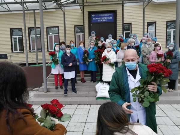 Артур Викторович Болотников и волонтеры вручили более 700 марлевых масок медицинскому персоналу