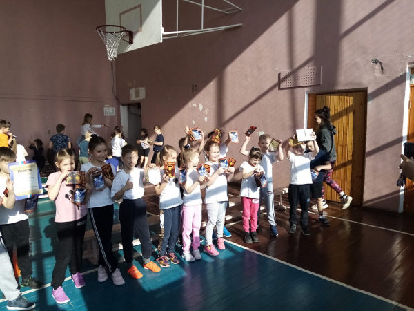 Специалисты и волонтёры Подростково-молодёжного клуба «Новое поколение» устроили праздник масленицы