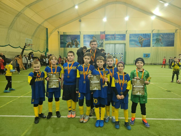 Бронза юных футболистов