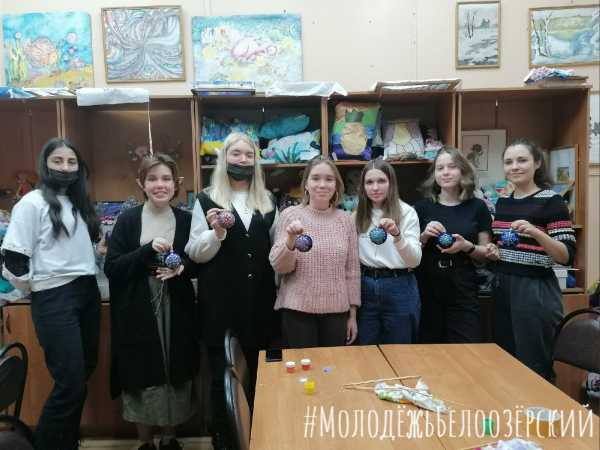 В Детской школе искусств "Фламинго" прошли мастер-классы по изготовлению ёлочных игрушек