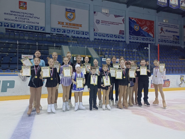 "Хрустальный конек" собрал юных фигуристок в ледовом дворце "Химик"